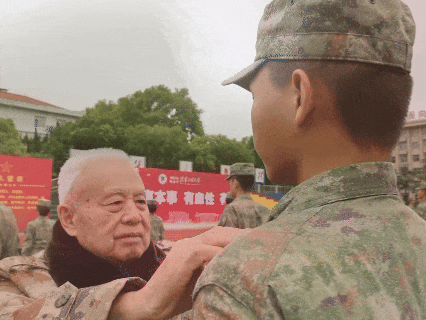 【为院士亲授军衔之举喝彩！】近日，在陆军工程大学，钱七虎院士为2025...