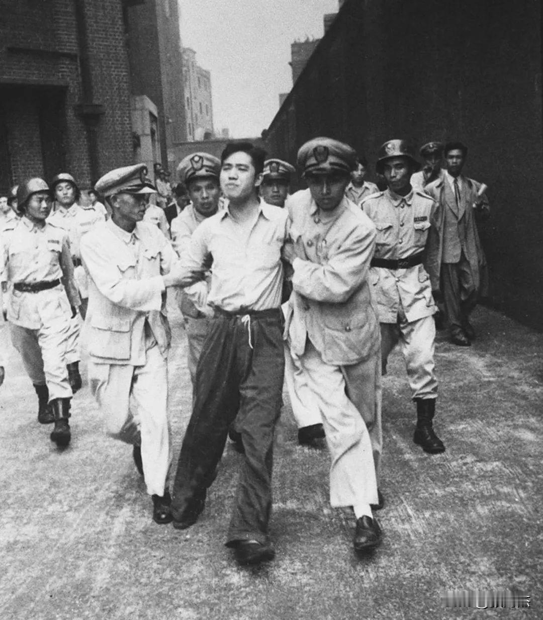 1948年王孝和被捕，押往刑场途中却频频回头，嘴里还念着：对不起。

1948年