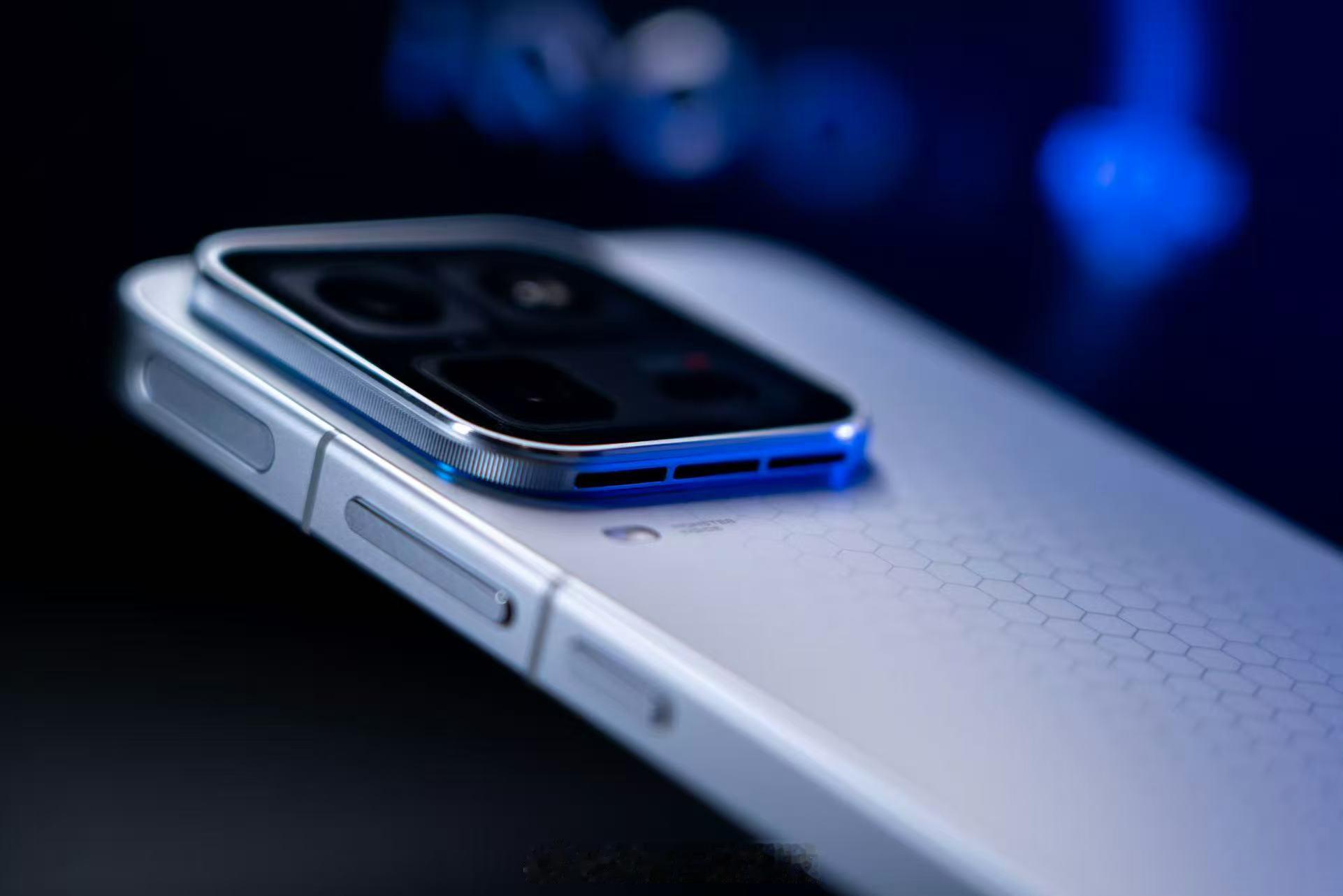 iQOO 15 Ultra 今晚发布✅核心升级：主动散热风扇 + 游戏肩键✅参考