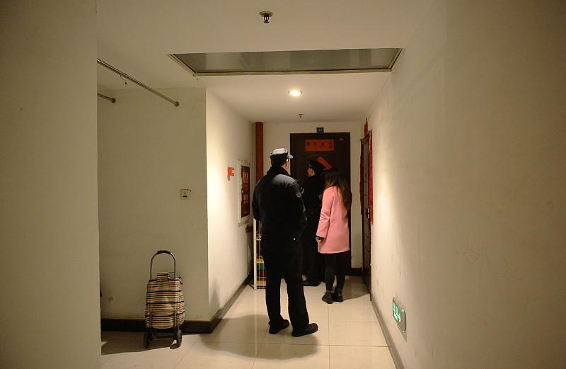 上次去九江探亲，和妻子开了间客房凑活住，下半夜突然碰到民警查房，推开门扫了一圈，