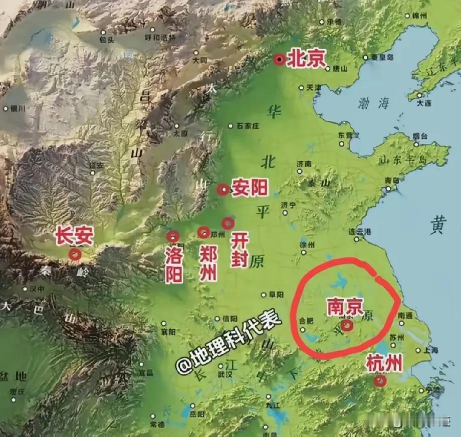 南京杭州在南面，而郑州，西安，开封，洛阳在北面，在中间有一大块空旷的地方，居然没