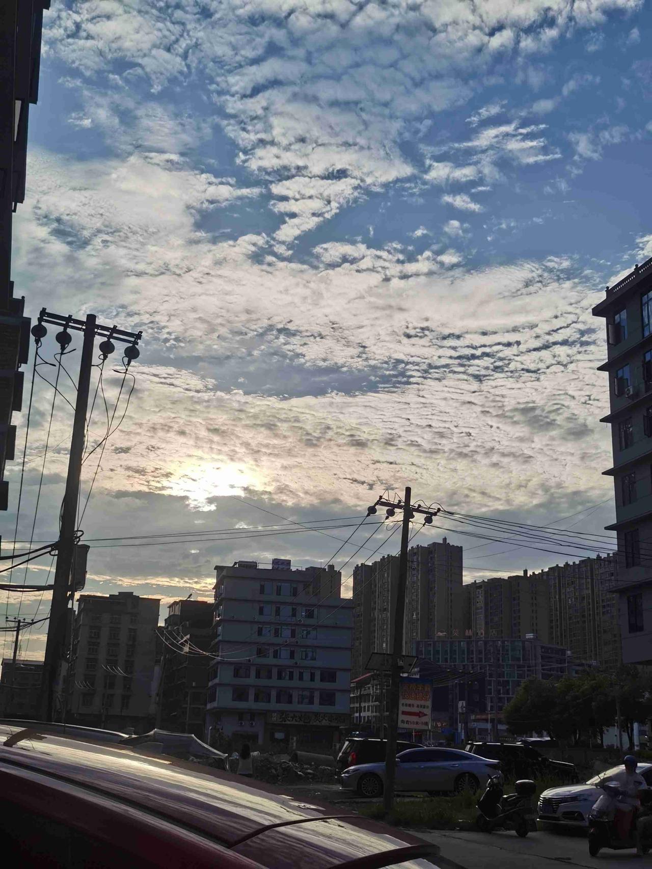 我的今日状态：😁轻松愉快
我这里的天气：☀️晴天

“日落天边非我意，唯有夕阳