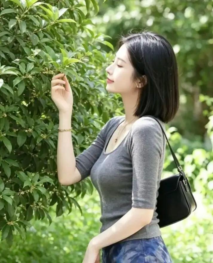 纯天然美女长啥样子户外闻着植物的清香，也是一种天然的美！