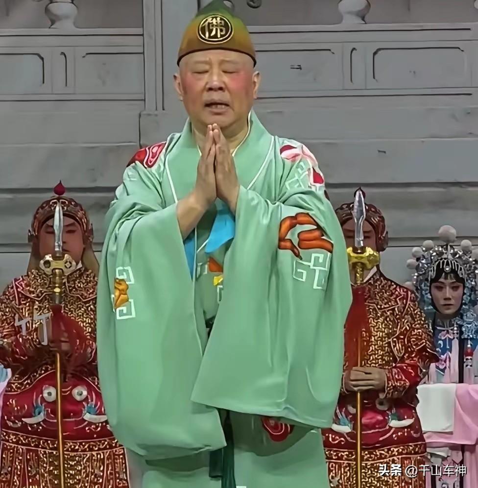 原来相声可以这样演，我还以为这身打扮是唱大戏的呢！
我对相声行当的事了解不多，只