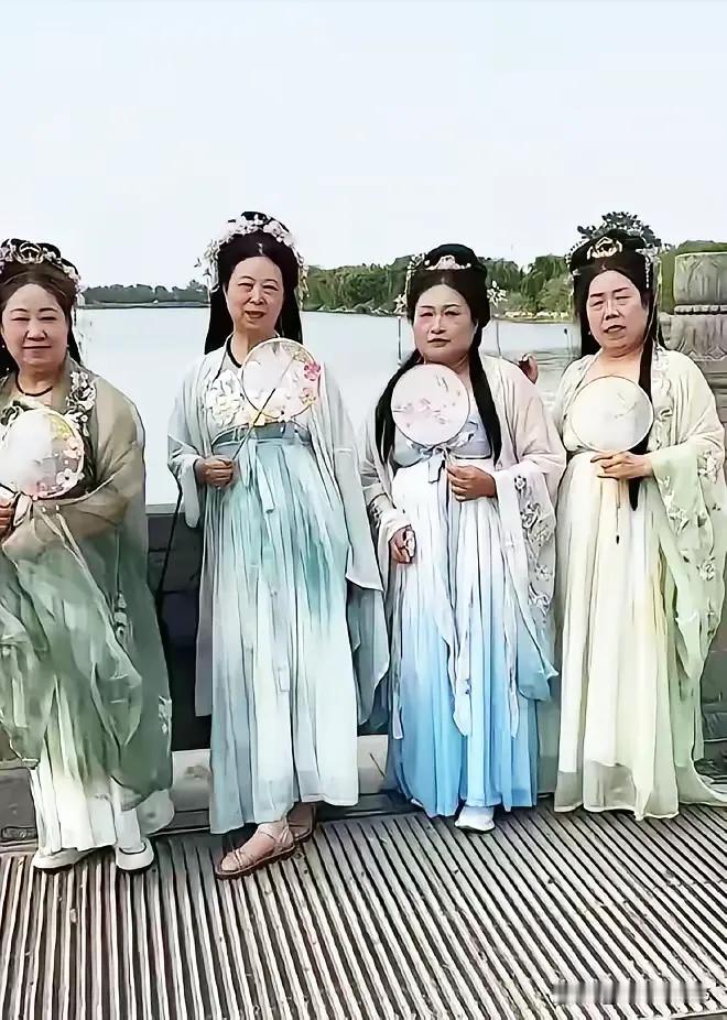 社会对老年人很宽容，能不能稍微考虑下别人的感受，不要这么的一鸣惊人

邻居让我们