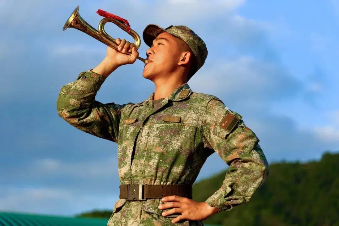 连队八大员
连队八大员在不同的时期不同的兵种有所不同大体上可分为：
司号员，炊事