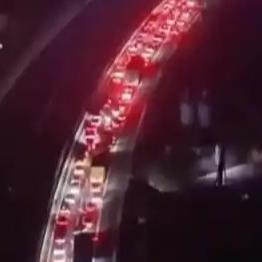 春运期间的极端交通缓行，不仅是流量激增的必然，更是极端天气与特定地理节点的压力测