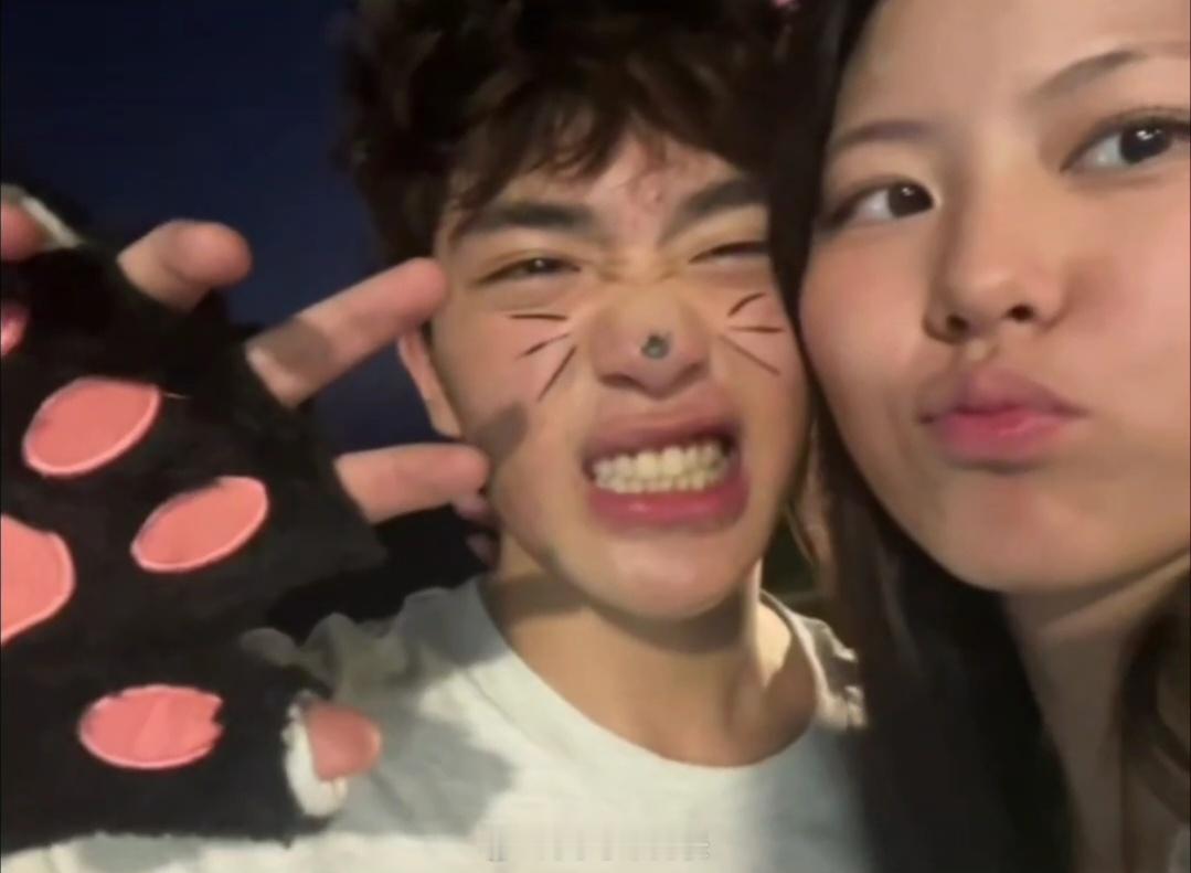 曹格儿子与女友贴脸秀恩爱曹格儿子与女友贴脸合照 曹格儿子与女友贴脸秀恩爱，好甜！