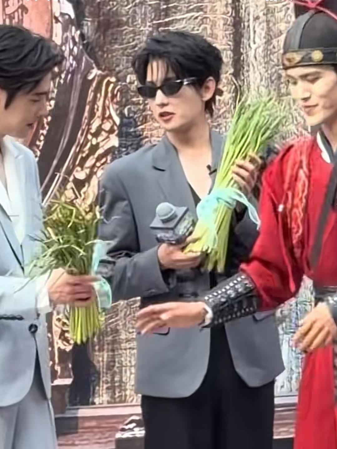 你是杨洋也得带捆蒜薹再走！ 