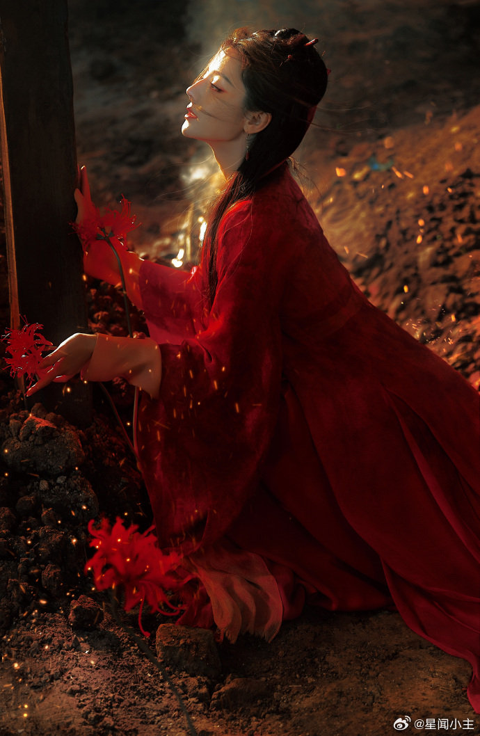 迪丽热巴贺思慕美妆博主时候 太惊喜了！热巴亲自为《白日提灯》化鬼王妆，唇边那抹红