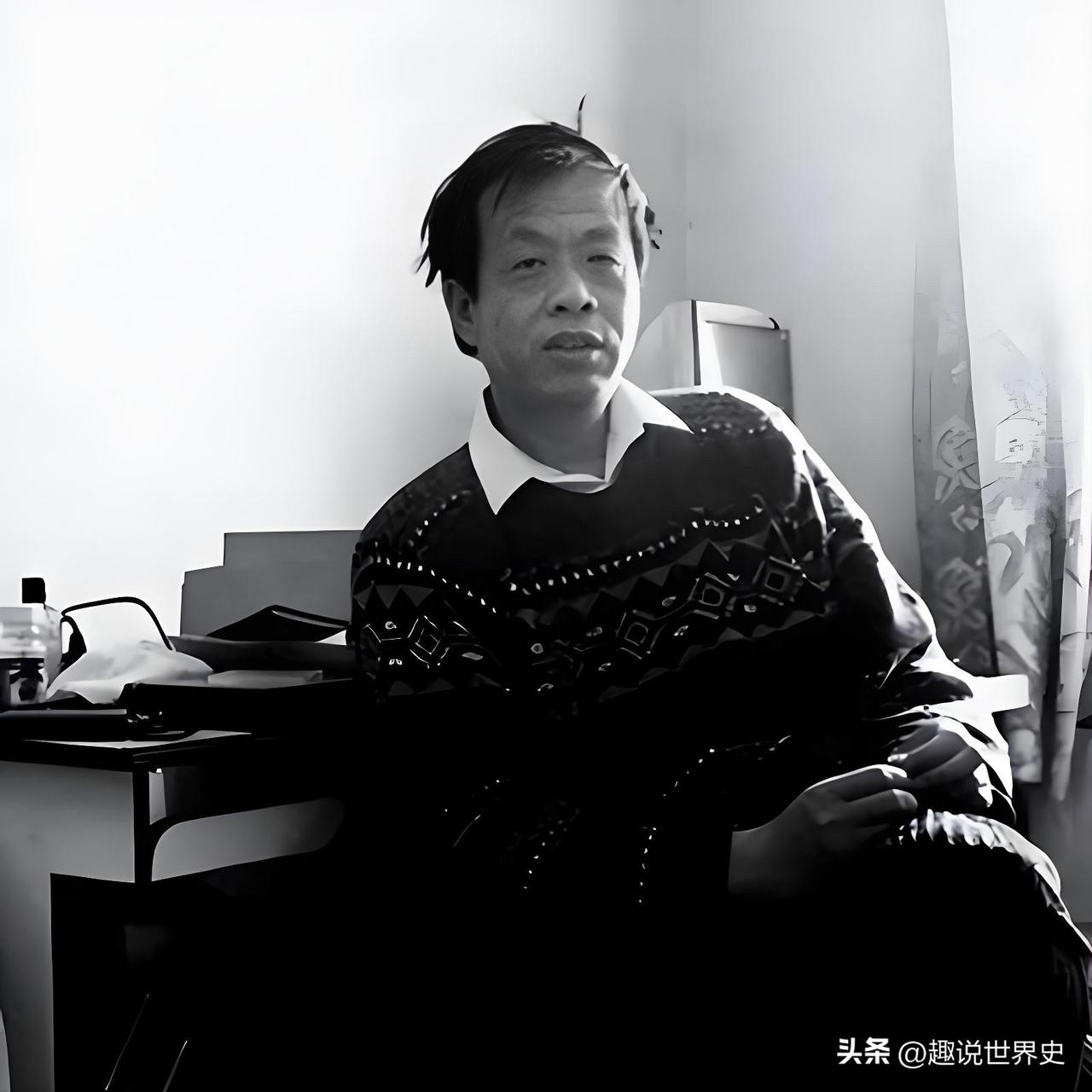 那时雨季刚过, 云从四面八方升起来。天顶上闪过一缕缕阳光。我们有各种选择,可以到