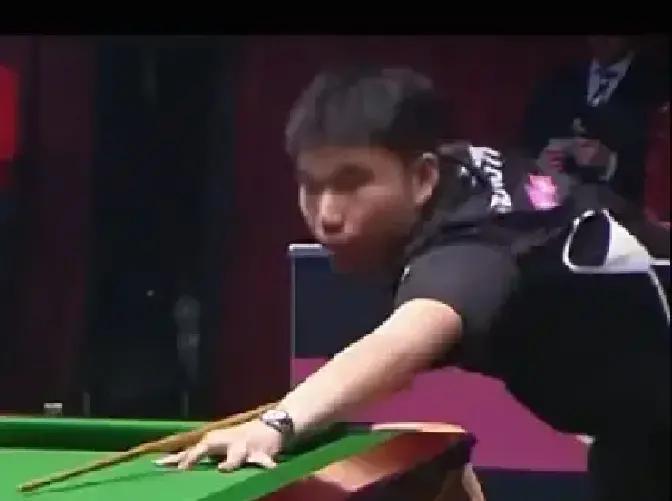 昨晚今晨的比赛，中国球员里范争一表现最稳。
 
对手进攻失误，母球摔袋，送了他自