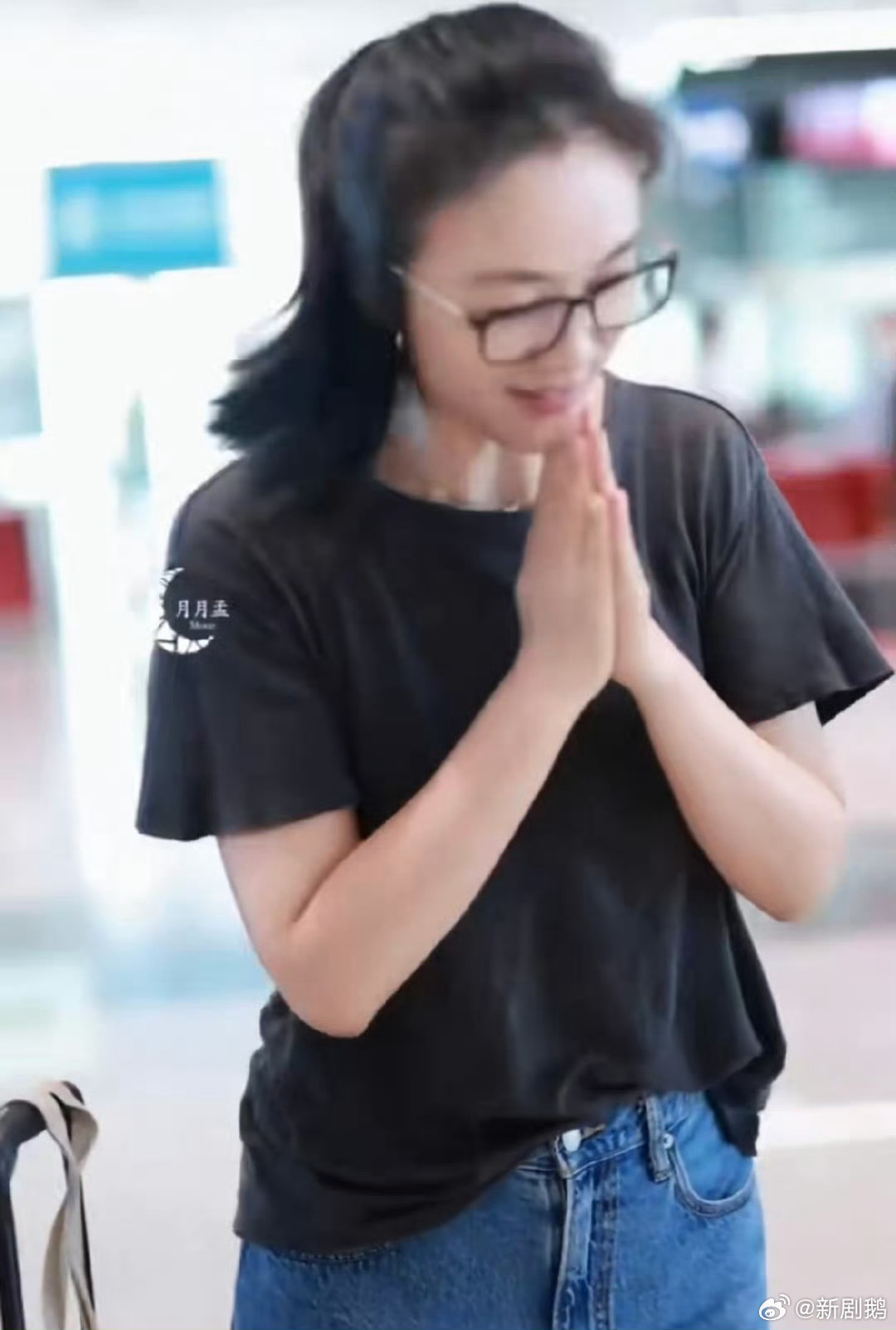 汤唯恳请粉丝不要拍孩子汤唯也太真诚了，大家要好好配合不要拍孩子了，保护一下孩子的