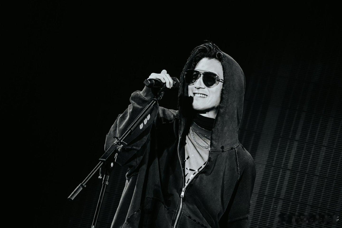 谢霆锋深圳站双场售罄谢霆锋进化演唱会深圳双场全售炫酷的球体舞台搭配他的硬核摇滚，