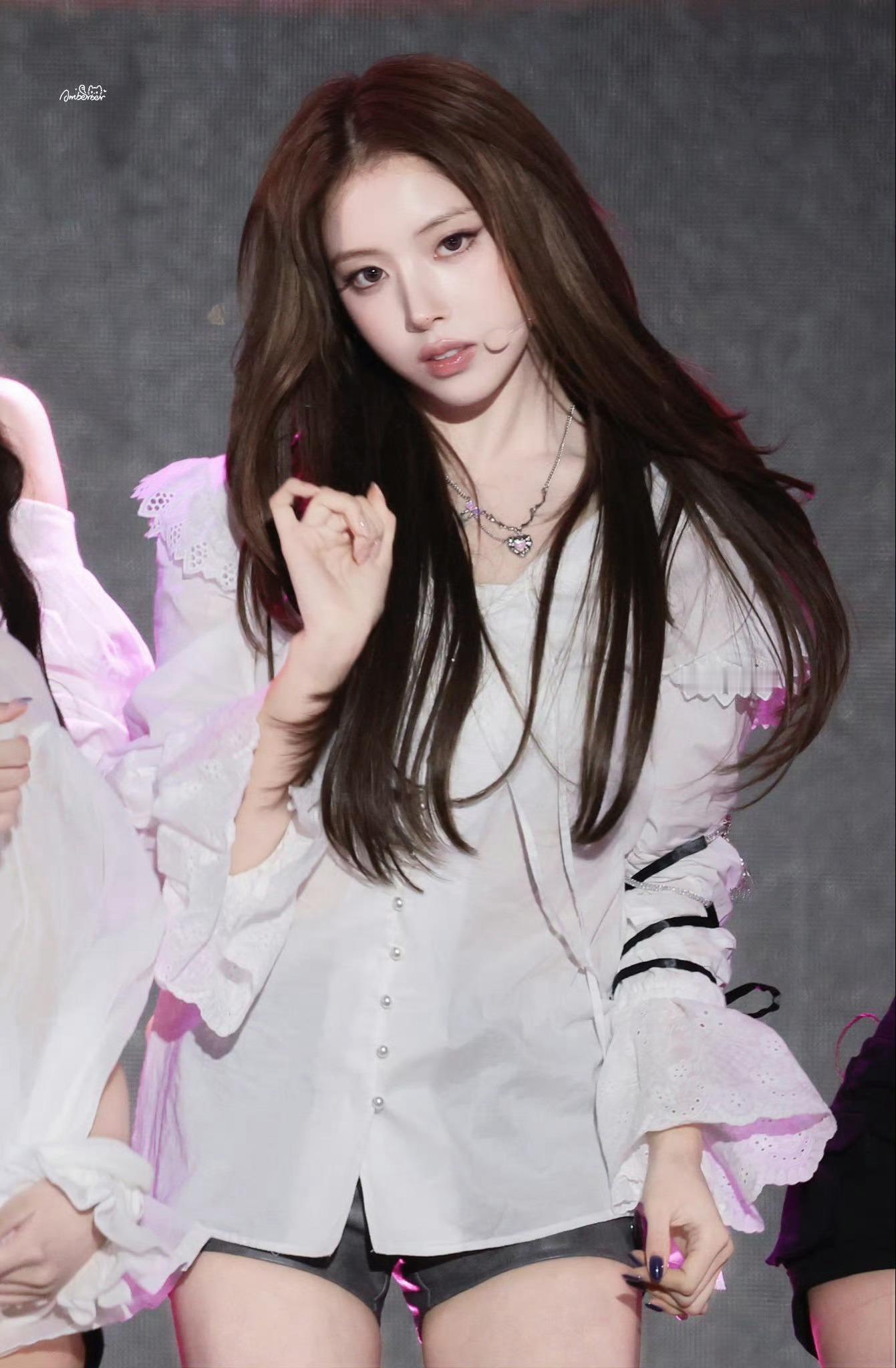 【金智羽】仿佛听到了清脆的 大步流星时高跟鞋哒哒哒的声音👠NMIXX一位安可 