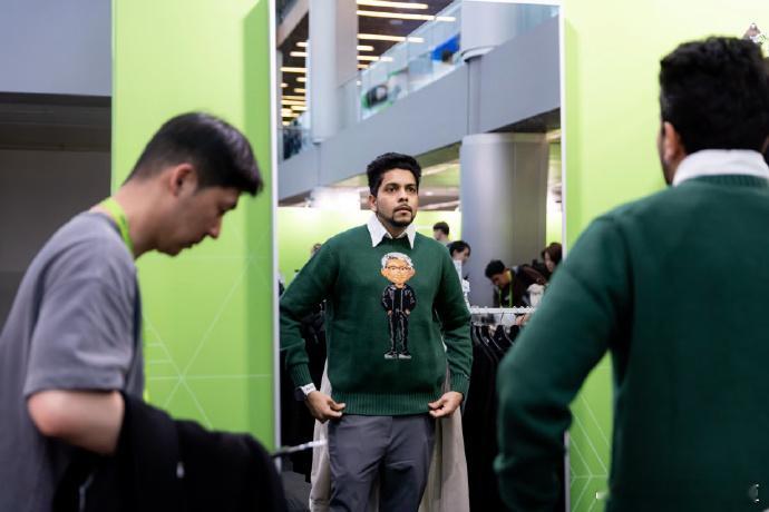 英伟达178美元黄仁勋毛衣走红178 美元黄仁勋卡通毛衣成开发者大会爆款，价格对