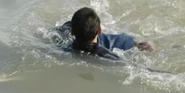 笑不活了！河北，男子见一女子落水，脱了衣服就跳进河里救人，结果游泳的时候把裤头游