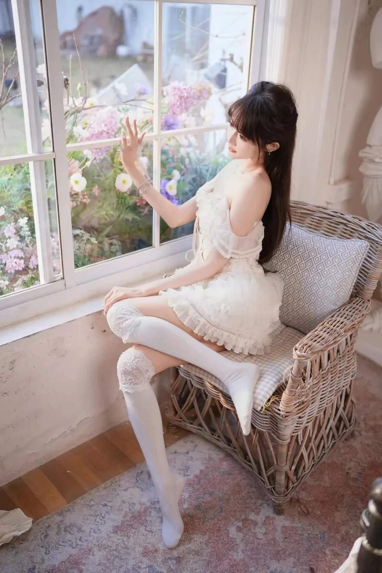 少女心爆棚的梦幻场景，蕾丝裙与花海相映成趣微胖女生怎么穿才能显瘦? 女人这辈子可