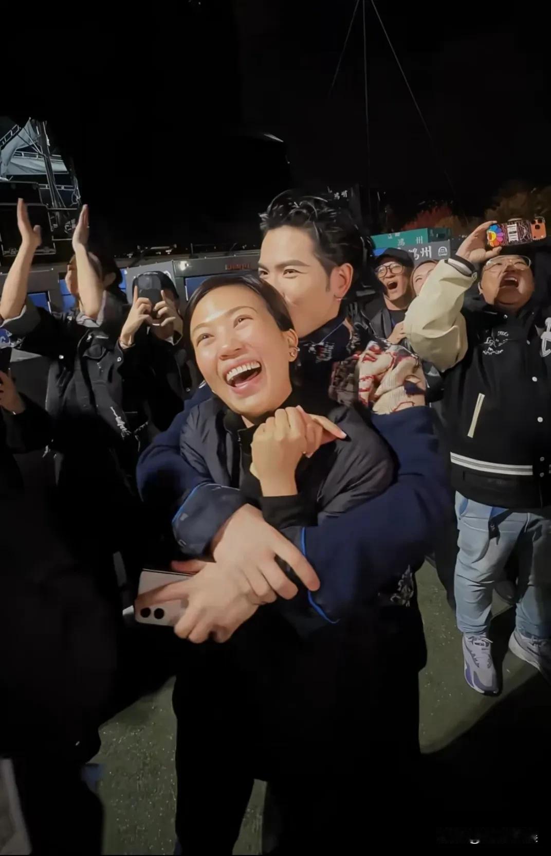 萧敬腾对老婆林有慧，这是妥妥的生理性喜欢啊！[呲牙]
夫妻俩和朋友一起跨年，看着