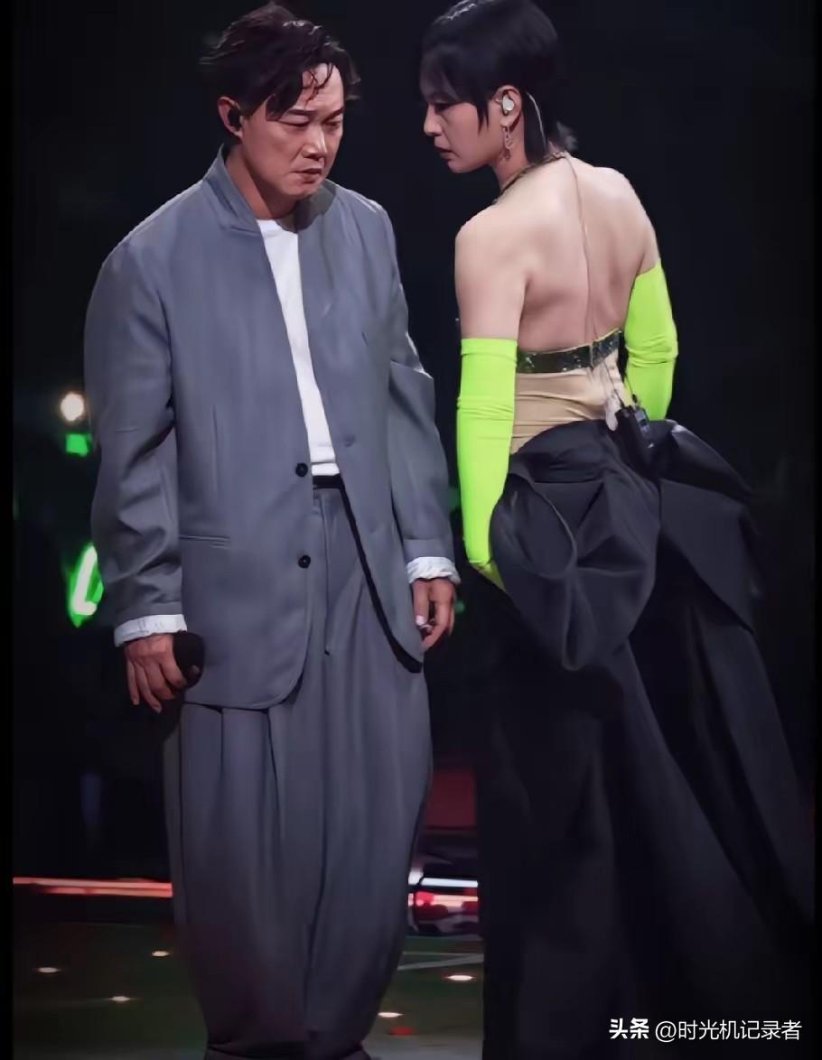 陈奕迅真的不习惯和别的女人拥抱啊！这周笔畅抱着他怎么感觉要哭了一样，好像被迫的呢