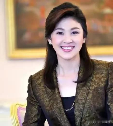 泰国政坛三女杰英拉、佩通坦和品颂信瓦那的对比。
从长相和气质上看，英拉最有气质最