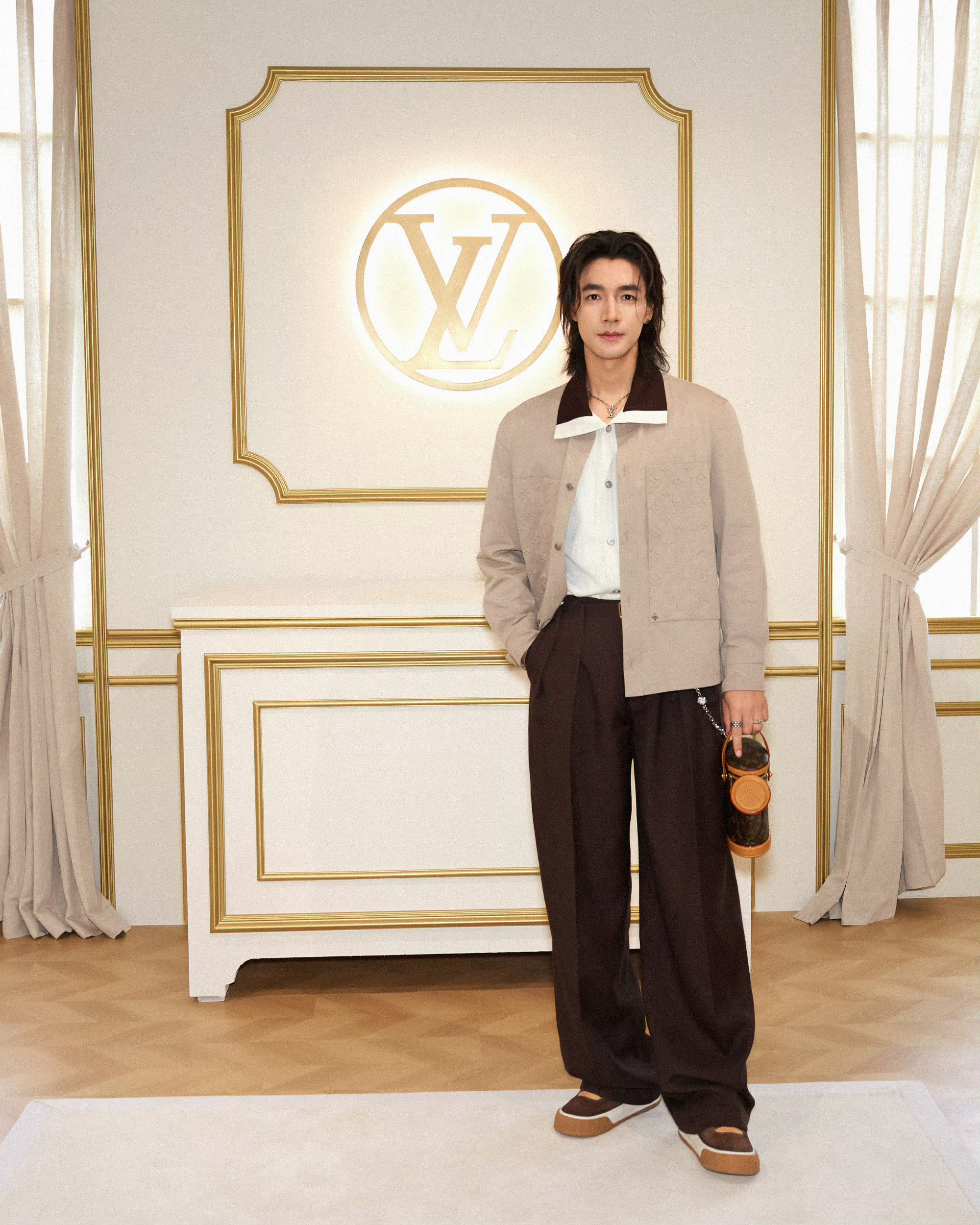 此沙路易威登品牌挚友品牌挚友此沙身着路易威登 2026 春季男士系列、搭配 Ti