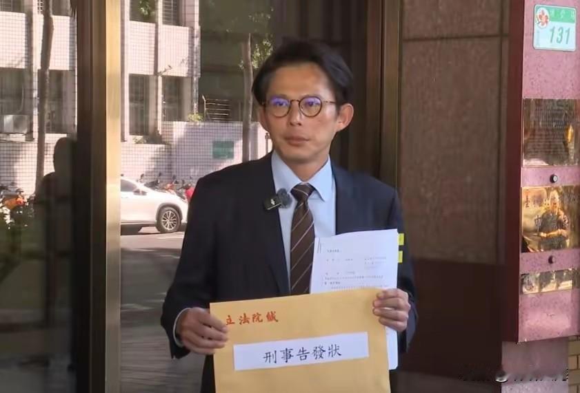 骂黄国昌是政治变色龙的，今天可能要闭嘴了——他现在干的事，比蓝绿政客加起来都实在