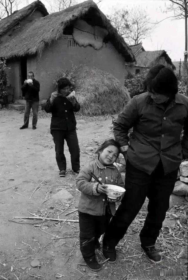 “上家后去了”或“上屎茅子去了”。安徽阜阳从前厕所大都建在屋后，“屋”就是“家”