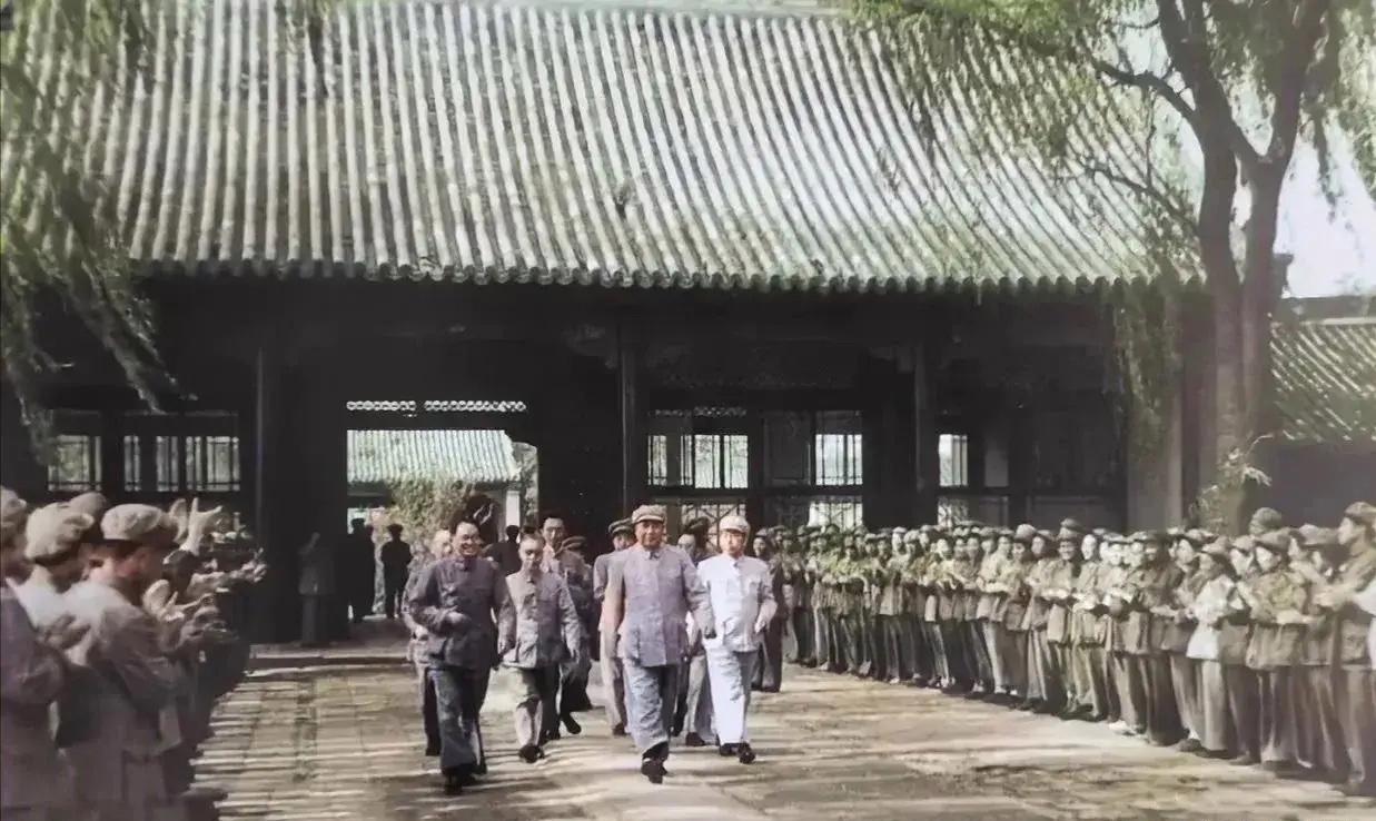 进京赶考，踌躇满志。
这气势这般从容那是演员能够用表演表现出来的，没有上井岗山过