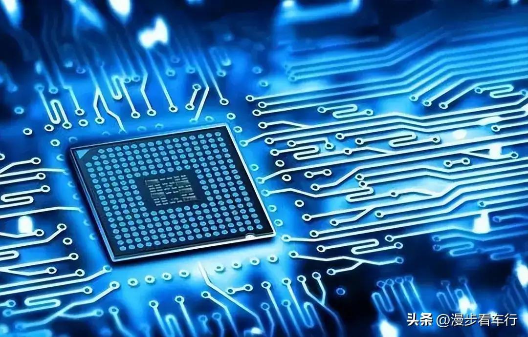 “越贵越香”还是“割韭菜”？——当手机集体涨价到万元档，苹果真的在躺赢吗？

1