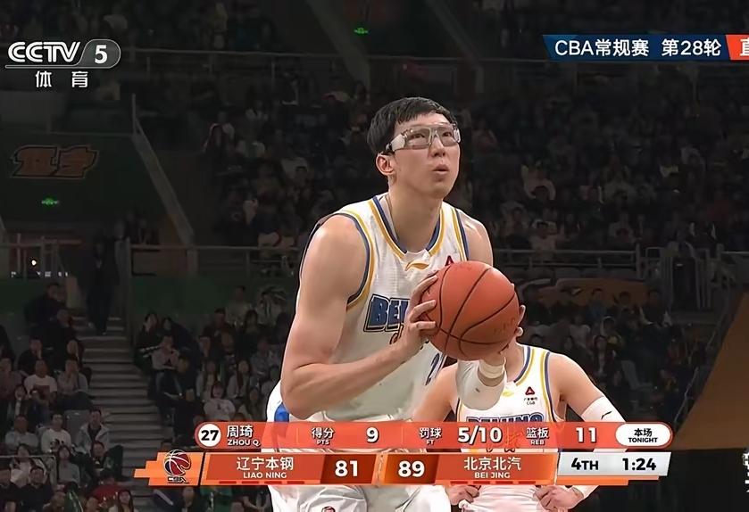 看周琦罚球，差点被他蠢哭了。
全场14罚5中，这手感，难道是戴眼镜影响到了吗？