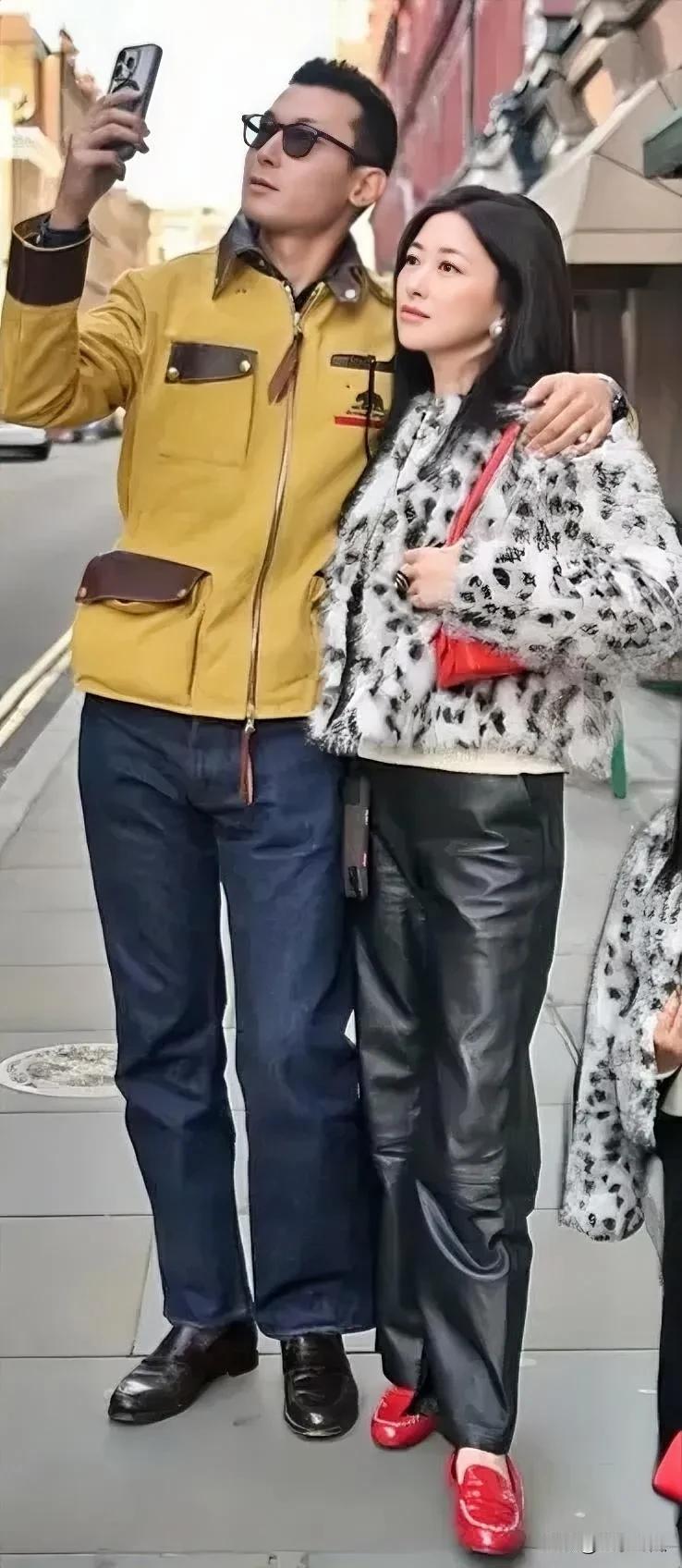 朱珠和老公合照，这温馨的画面好甜，朱珠身材好，相貌美丽，皮肤洁白，气质儒雅，老公