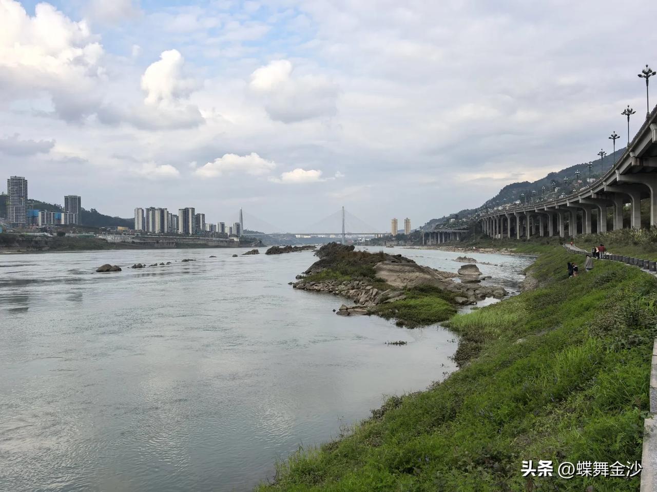 静卧在四川省宜宾市南广镇长江段的这些石头，看似平平常常，却大有来头。因为哪吒在这