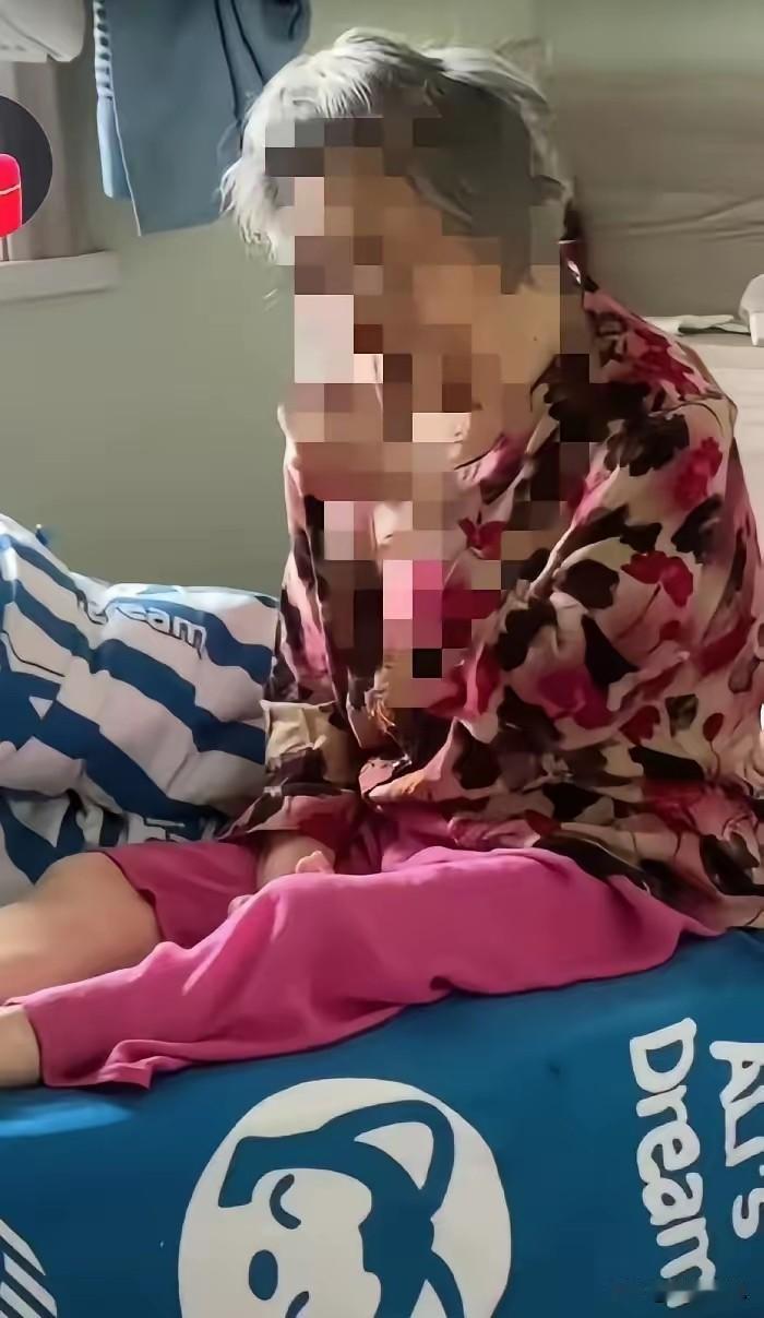 为了伺候一个失智的老娘，58岁的妹妹累到脑梗去世，60岁的哥哥把婚离了，家也散了