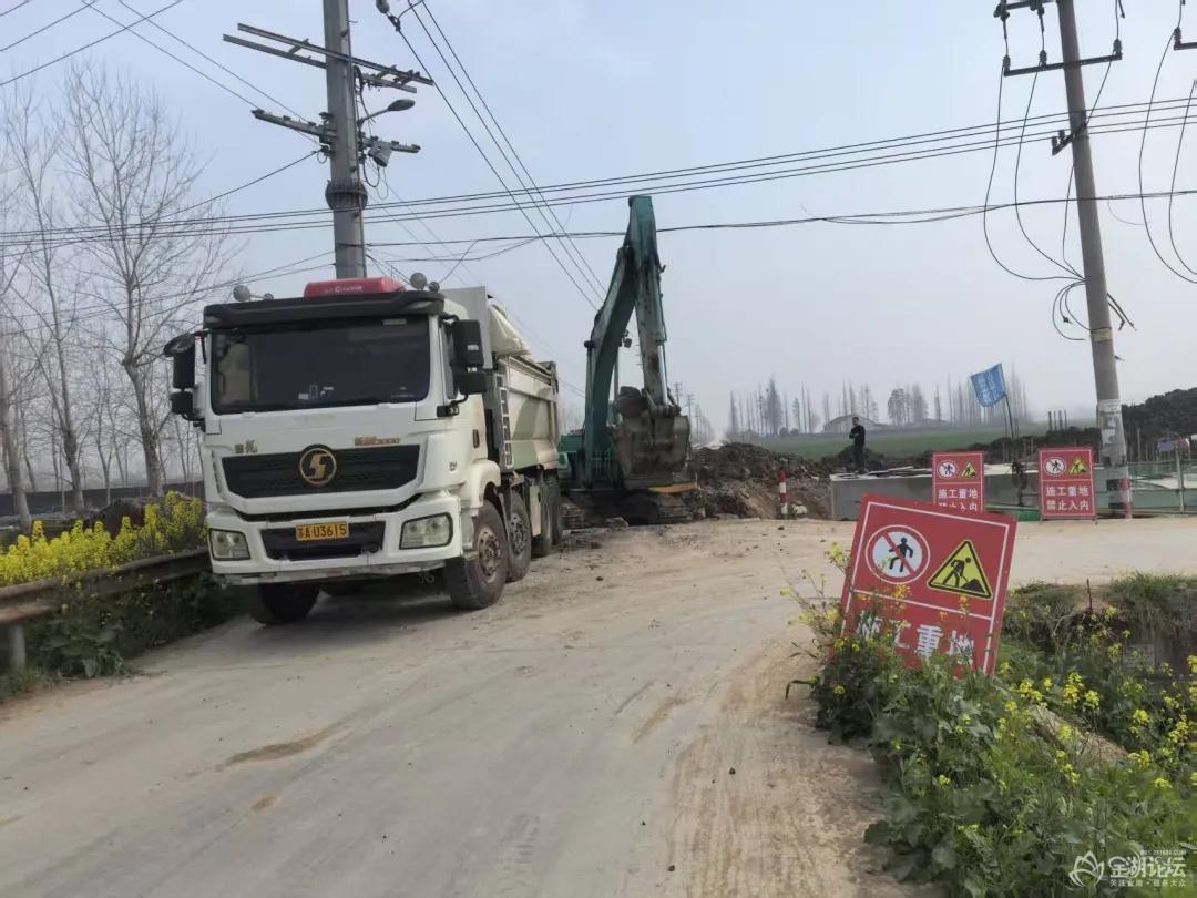 金湖交通消息
广大市民朋友：
       因白马湖至东滩村道路施工，路面被挖断