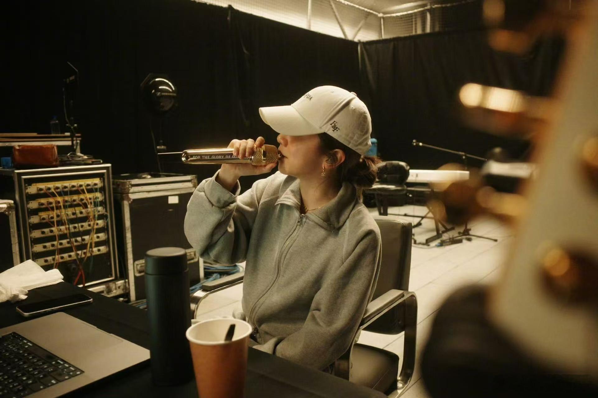 邓紫棋台北有人在等 从初识她的歌声到现在等她来到台北，整整七年，大巨蛋的演唱会终