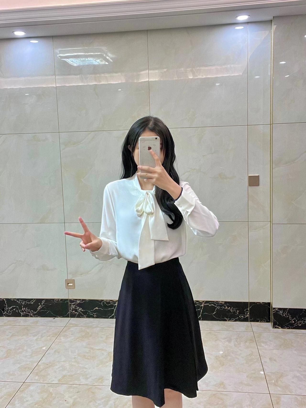 春日生活打卡季辅导的同学去面试体制内岗位。我推荐了下面两张图，这种商务中+一点小