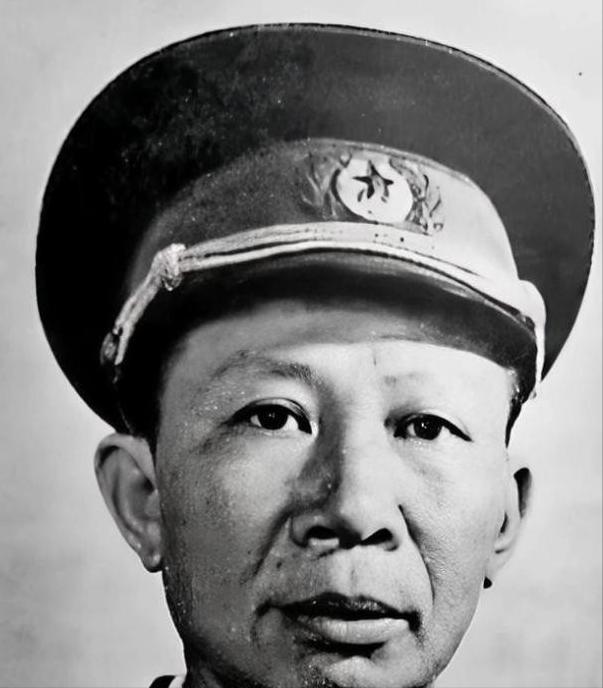 1942年，八路军周彪率机关队伍转移途中，察觉秘书故意走在外侧，还偷偷撒高粱粒。