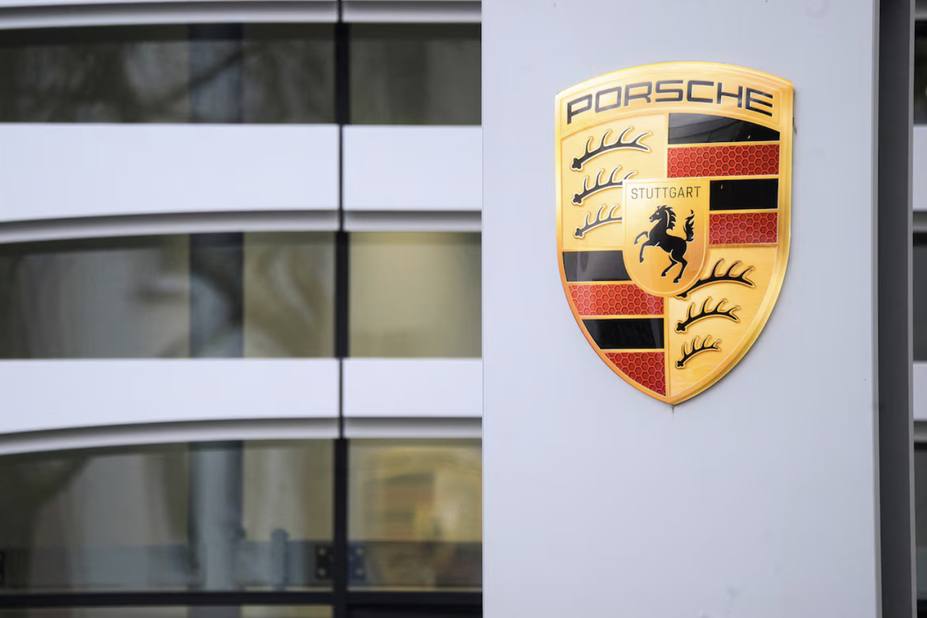 保时捷股份公司周五表示，计划裁员500余人，同时关闭三家子公司，以专注于核心业务