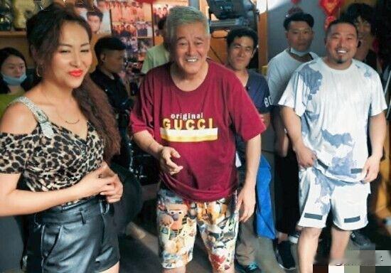 赵本山近况曝光！退圈不工作了！
近日，赵本山女儿球球在直播中透露了本山大叔的近况