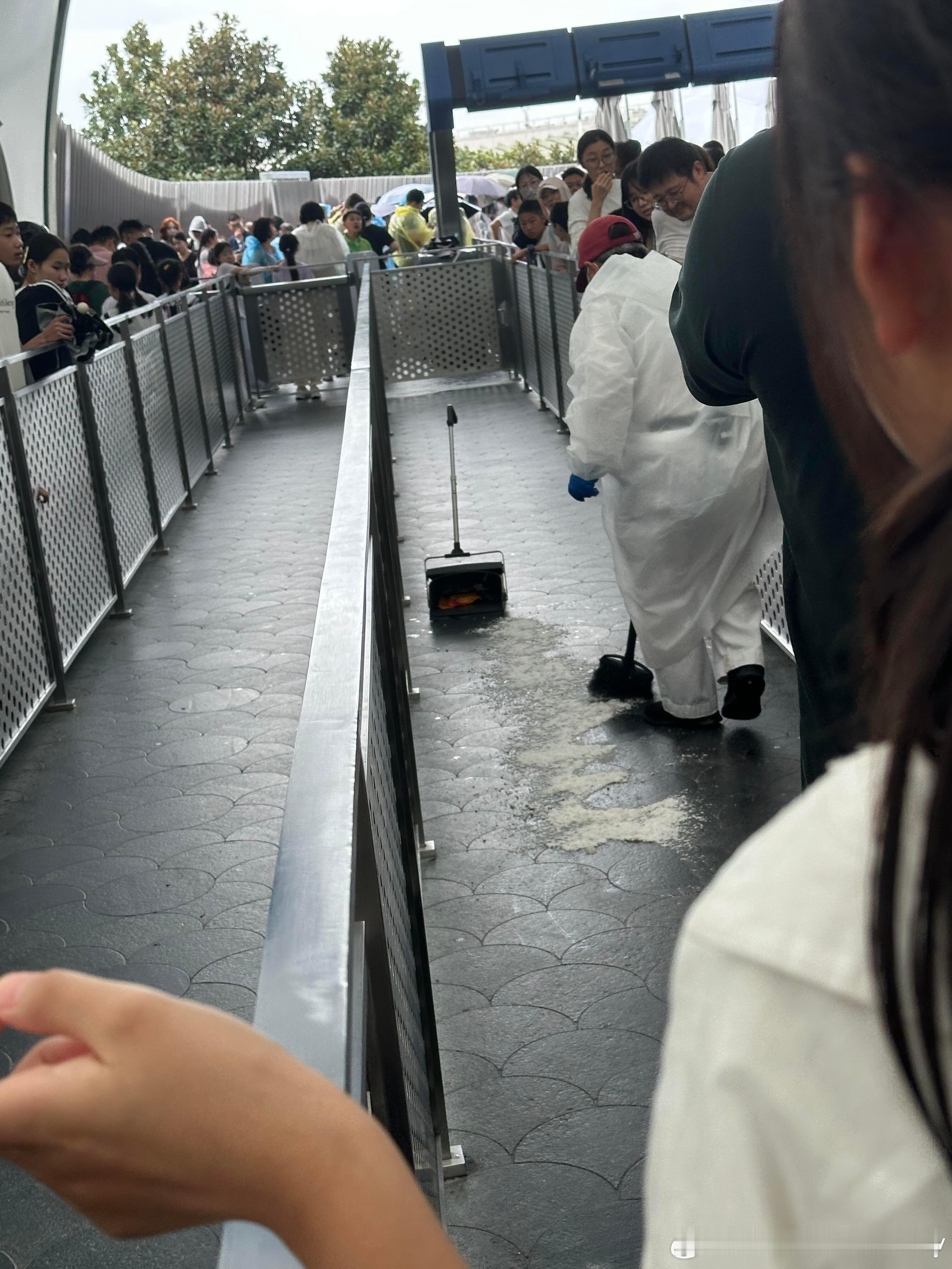 上海迪士尼游玩项目排队里居然有人拉💩[裂开]这一路一股臭味，大家都yue了[跪
