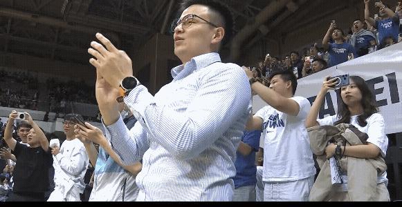 我是不是听错了，我怎么听到中国台北和韩国男篮比赛，现场DJ喊出“中国队加油”？是