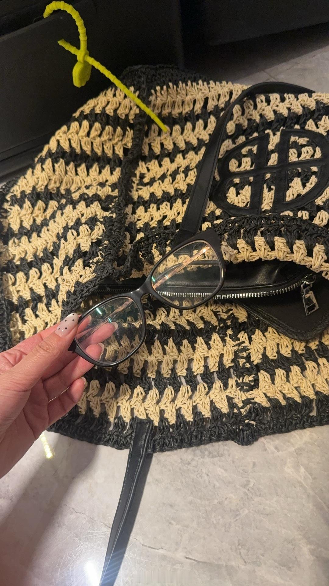 wok我刚下飞机回到家 今天早上先是找不到我的眼镜 以为丢了下飞机前又找不到我的