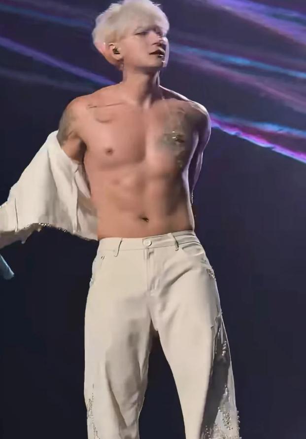 黄子韬演唱会脱衣狂撩秀腹肌，裤子拉链大开，都没管，接着唱！

2026年7月18
