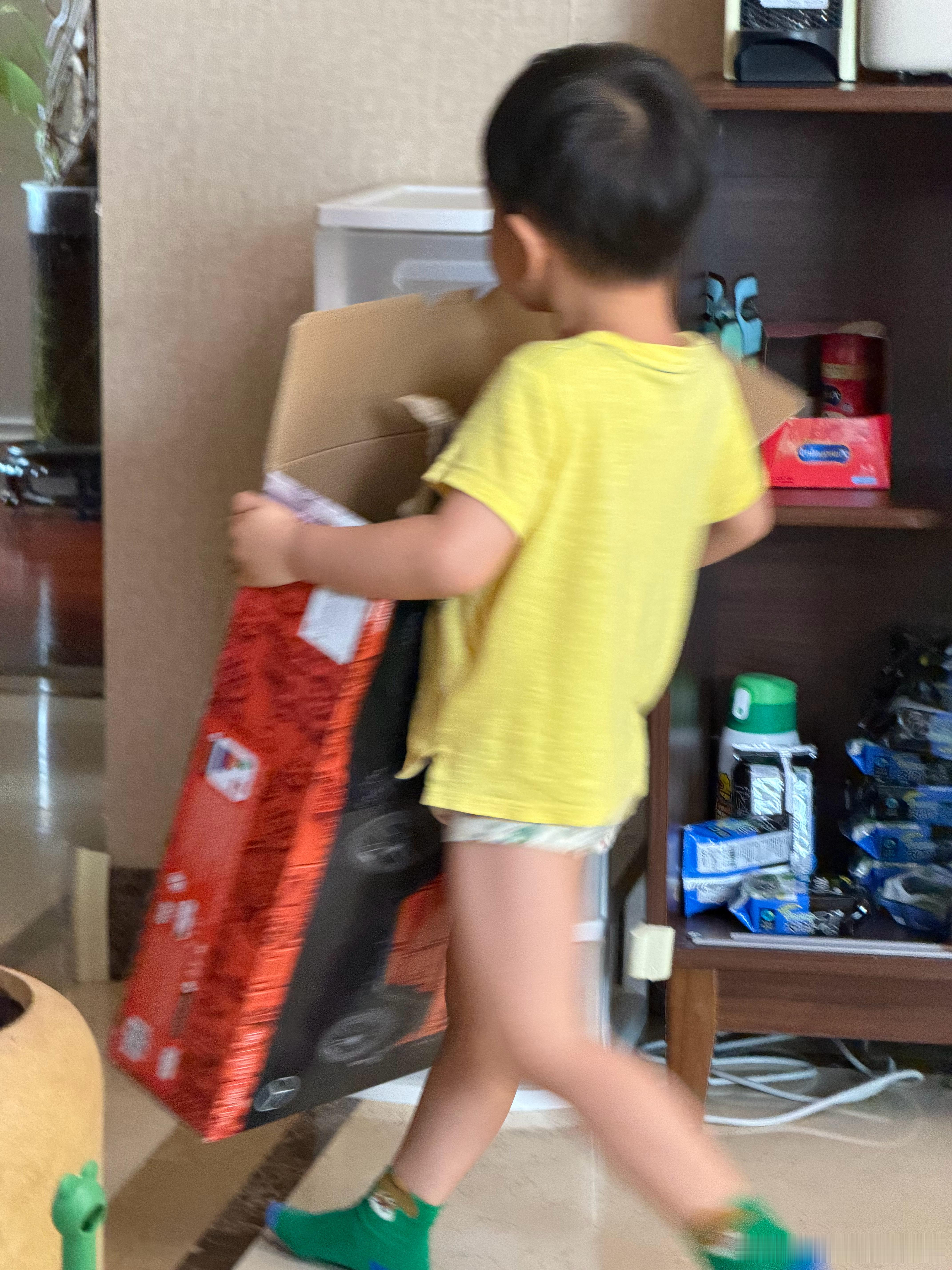 昨晚为了哄他睡觉！送给他一台奔驰大G 天津·柏翠园