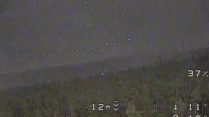 哈尔科夫库皮扬斯克地区，乌军一辆装甲车停在树林里，被俄军航拍机发现了，一架FPV