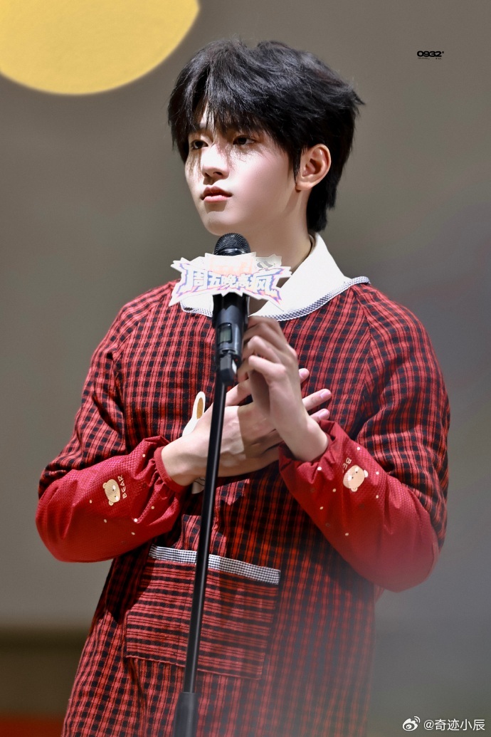 穆祉丞日落少年破碎感 日落余晖里的穆祉丞，迷彩与毛绒帽的搭配，抬头看天的瞬间，安