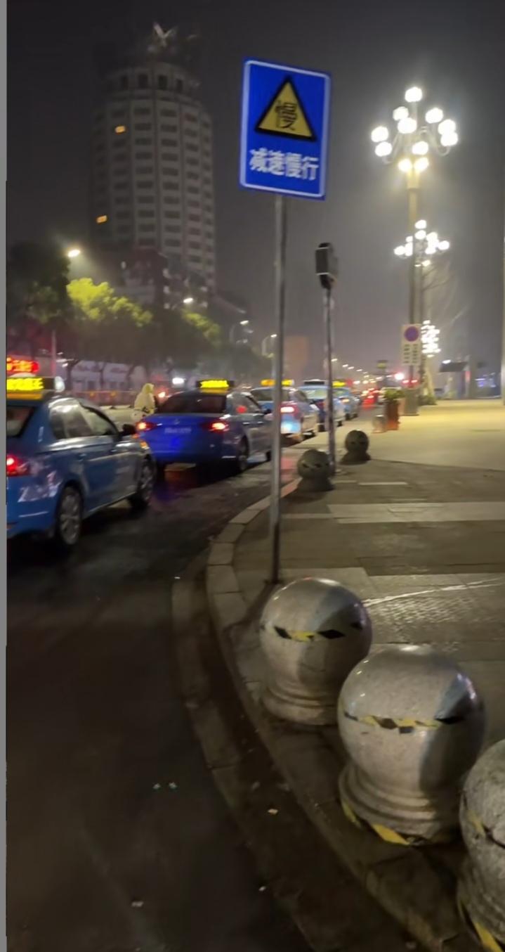 寒夜暖途：一句“先回家”与一场诚信奔赴
 
12月的贵阳冬夜，寒风格外凛冽，像无