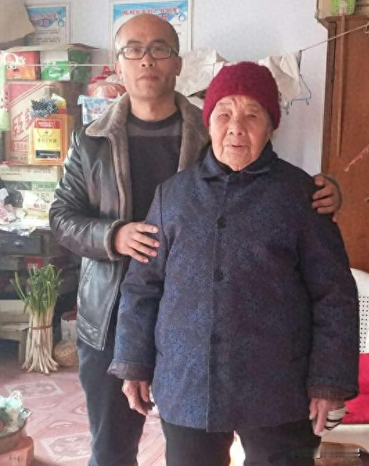 1995年，山东18岁高3男孩，家境贫寒，租不起房，每天走30公里上学。一陌生大