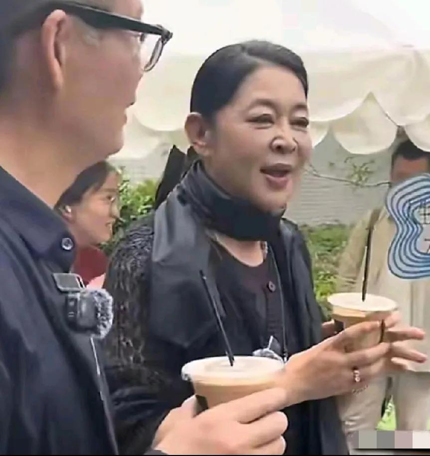 倪萍老师瘦身医美后，整体形象美回了不少，唯一遗憾的是鼻子变得好奇怪，宛如牛鼻子了